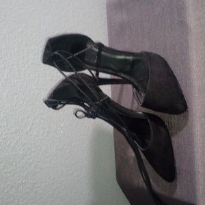 Closed pointed toe, wrap around ankle sandals. (Black)